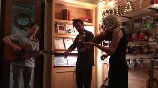 Kelli   Jones   and Joel  Savoy -   a song  lifted from Bergen,  Norway