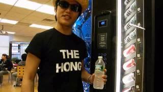 THE HONG was buying a bottle of water from the vending machine. (더홍 / 홍의성)