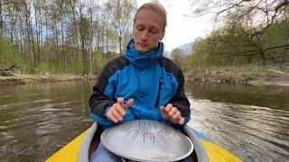 С глюкофоном плывем по реке / слушать глюкофон / Playing on a steel tongue drum on river / kosmosky