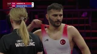 1/2 FS - 79 kg: M. AKDENIZ (TUR) v. G. KOUGIOUMTSID (GRE)