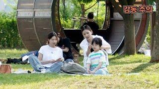 What would the neighbors do if a divorced father couldn't tie his daughter's hair well?