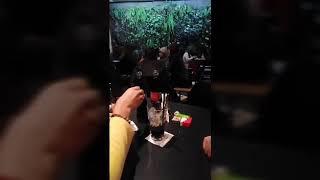 Cuando el DJ Pone la música  ella baila como nunca