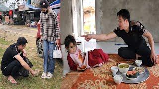 The husband brought his mistress home - leaving mother and child alone in the market. ( Lý Thị Hương