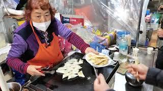 납작만두 삼각만두입니다! 줄서서 먹는 역대급 바삭한 만두   Triangular dumplings