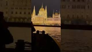 Along the Danube: Budapest’s Nighttime Lights. / Tuna Nehri Kıyısında: Budapeşte’nin Gece Işıkları.