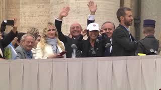 Papa Francesco saluta i nonni di Senior Italia FederAnziani in Piazza San Pietro