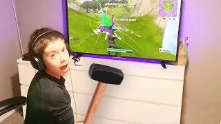 Cette Enfant détruit une télévision à 4000€ à cause de Fortnite .. (RAGE)