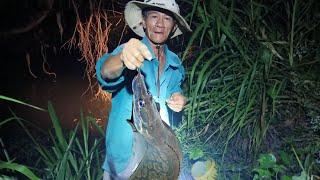 Cắm câu đêm trên dòng sông lâu năm Fishing at night on a perennial river,在常年河流上夜间钓鱼Zài chángnián