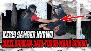 MENEGANGKAN .. KERIS PUSAKA SINGOBARONG DIKELUARKAN DARI TUBUH MBAH SUDIRO