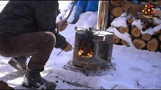 雪の中、時計型ストーブに火を入れる｜焚き火、木、森を感じるフィールドの日常