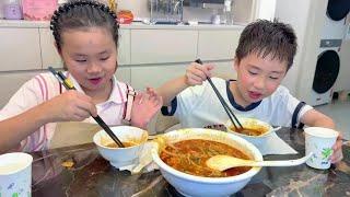 A bowl of snail powder was eaten by two people  and the two little ones ate delicious food taken la