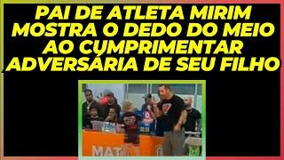 PAI MOSTRA O DEDO DO MEIO PARA CRIANÇA NO JIU JITSU