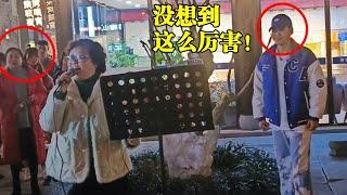 大妈街头演唱叶丽仪的【上海滩】，以为是青铜，一开口才发现是隐藏的王者！