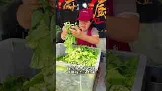 杨陵蘸水面，我是每个月都会去吃的，因为每个季度的野菜都不一样，喜欢吃面的人不能错过哦！这个面南方小伙伴一定会喜欢的！#蘸水面 #陕西美食 #街边小吃 #chinastreetfood #shorts