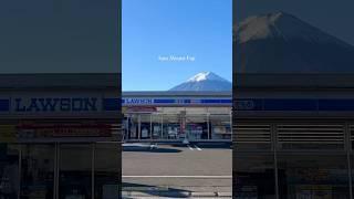 The iconic Mount Fuji x Lawson in Kawaguchiko⁣ #shorts #mountfuji #kawaguchiko #fujisan #japan #trip