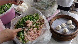 The fragrant soup erupts in the most mouth. Xiaolongbao｜Taiwanese Food