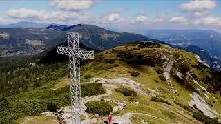 M. Maggio con i trinceramenti lungo la dorsale del monte. Meravigliose le montagne attorno...