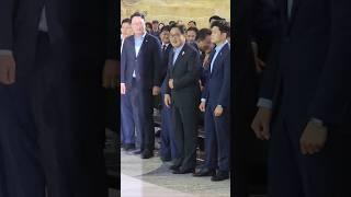 세심 하게 인사하는 우원식 국회의장.역시 품격이 다릅니다.