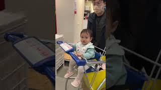 以為在迪士尼喔高興的跳舞？其實在IKEA尷尬的臉 #寶寶 #baby #ikea #捌玖零夫妻