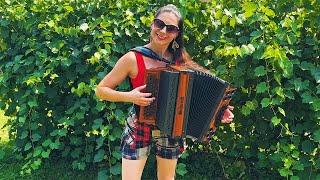 Claudia Hinker spielt "Sag Dankeschön mit roten Rosen" auf ihrer Steirischen Harmonika