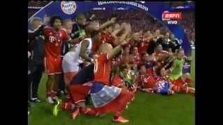 Claudio Pizarro celebrando el título de la Champions