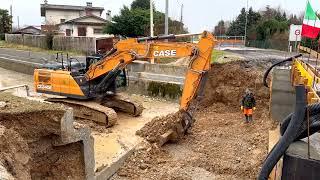 CASE CX240E removing dirt pushed in by a sliding bridge - Martignacco, Italy