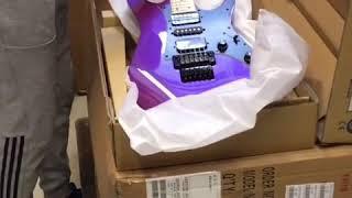 Unboxing Ibanez Genesis RG550 Purple Neon