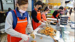 2만원에 먹는 속초 대게? 가위질 달인이 계속 잘라주는곳 / Scissors Master with Steamed snow Crab - Korean street food