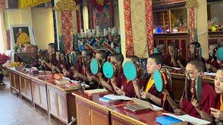 དེ་རིང་ཚེས་བཅུ་ཉིན་རང་དགོན་དུ་ལུས་སྦྱིན་བསྡུས་པ་དང་ཆངས་བུ་བརྒྱ་རྩ་གསུངས་པའི་བརྙན་ཐུང་།(chort puja)