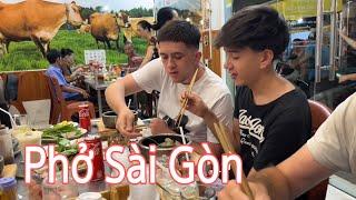 Ba cha con đi ăn phở Việt Nam. Lần đầu đến khu phố nhộn nhịp nhất Sài Gòn | gia đình MiG về Việt Nam