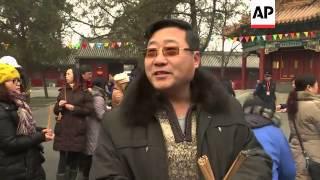 Thousands pray at Taoist and Buddhist temples on the first day of the Year of the Horse