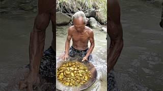 Berkah bulan puasa,,Bapak ini temukan emas di aliran sungai #gold #mencariemas #videos