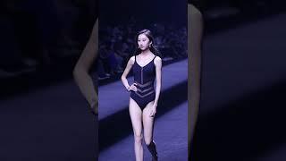 超模泳装表演，小姐姐好美哦，青春美丽，好好看哦＃美女街拍＃