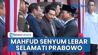 Sempat Absen di Pelantikan, Mahfud MD Senyum Semringah & Genggam Erat Tangan Prabowo: Selamat!