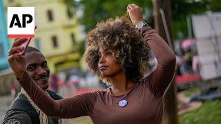 Cubans proudly showcase the beauty of Afro hair, fashion and makeup