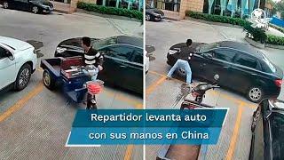 Hombre levanta el auto que encerró su moto