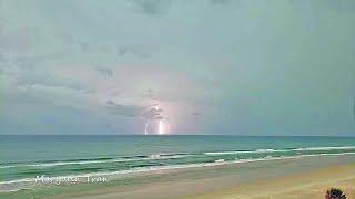 Lightning in Florida, Daytona Beach, US - Tia chớp ở bãi biển Daytona,Florida, Mỹ