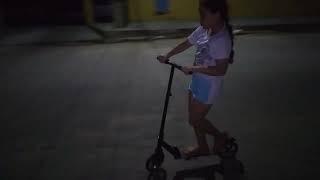 Gabi em suas manobras no Patinete.(2)