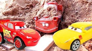 Rayo McQueen y Cruz Ramírez sacan a Mater de la arena. Juegos con coches. Pistas de carreras