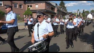 Schützenfest in der Zollfeste Zons: Der Dienstags Festumzug.