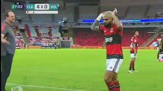 Gabigol finge sair bravo com substituição e brinca com Rogério Ceni