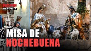 El papa Francisco venera al niño Jesús tras la Misa de Nochebuena