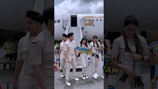 Moment Foto Bersama, Pramugara Ganteng dan Pramugari Cantik Super Air Jet di Bandara Silangit