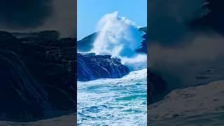 Crashing Waves - Serene Scenes