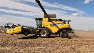 CANADIAN FARMER - NEW HOLLAND CR7 90 combine and MacDon flex draper head. First inside ride.