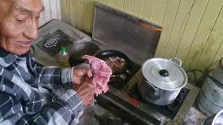 Tío Adrián preparando un rico pescado frito asu estilo