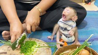 Hahaha!! Baby DAM Get Hurt Eye By Onion Mom Chopping