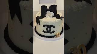 Beautiful Cake  #paris #chanel #chanelcake #blackandwhite #chocolateconfresas #chaneldesign