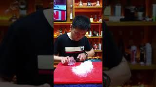 调酒师手中冰块的艺术，手切钻石了解一下。Amazing Bartender Skill - Cocktails Skill