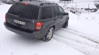 jeep grand cherokee offroad in snow